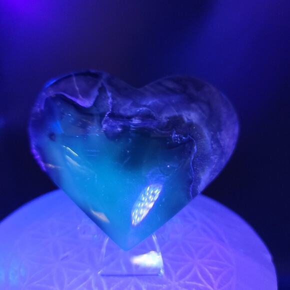 UV Reactive Agate Heart Specimen, 94G - Picture 2 of 4